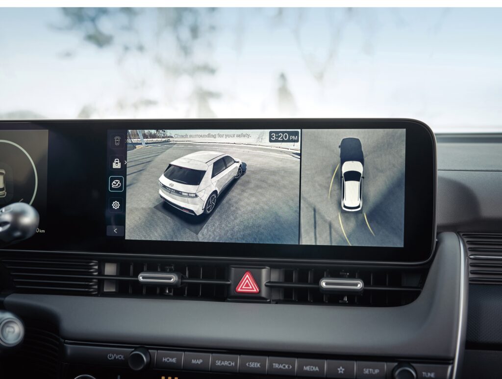 מערכת מצלמות שמציגה בלוח המחוונים את המכוניות שנמצאות בנקודה המתה