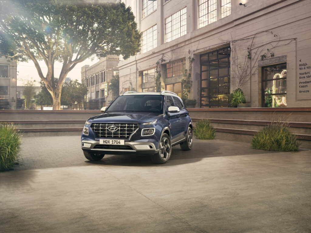 ג'יפון קטן צבע כחול צילום מקדימה