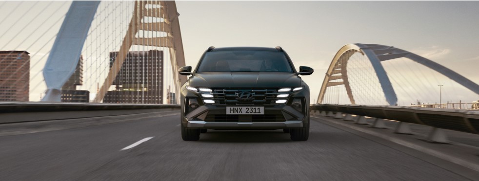 רכב יונדאי נוסע על גשר