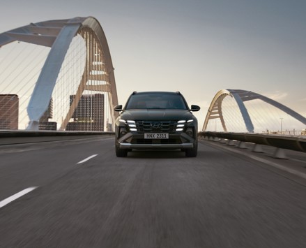 ג'יפון בזמן נסיעה על הכביש, צילום מקדימה